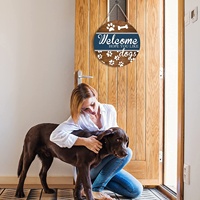 Bienvenue en espérant que vous aimiez la Plaque de signe en bois rustique pour chiens (12 "x 12"), les empreintes d'os de chien, signe d'art mural Vintage pour porte