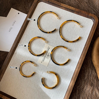 Boucles d'oreilles créoles en laiton plaqué or 18 carats de haute qualité avec imprimé léopard en résine pour les fêtes, bijoux pour femmes, vente en gros