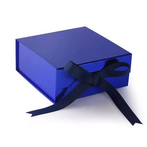Boîte cadeau en carton pliable personnalisée avec poignée matériaux recyclés laminage brillant gaufrage aimants ruban fermeture sécurisée - Product Image 1