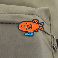 Épinglette en émail amusante en forme de poisson de dessin animé avec broche en forme de chaussures bleues, cadeau pour les fans et les collectionneurs