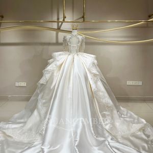 Robe de mariée JFH112 glamour en satin à col en V avec cristaux, appliques florales modernes, traîne chapelle, longueur ras du sol pour femme - Product Image 4