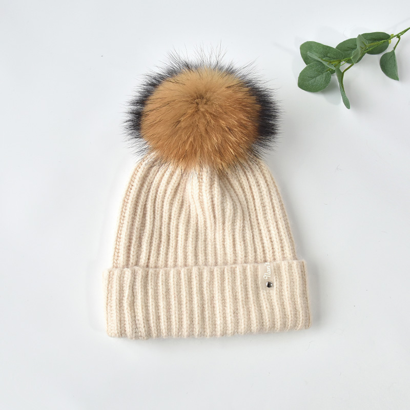 Beige avec pompon marron