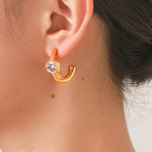 Pendientes delicados con circonita cúbica en forma de corazón, de acero inoxidable pulido antideslustre, accesorios diarios para las orejas para damas. - Product Image 2
