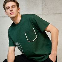 Maßgefertigtes Gewaschenes Grünes T-Shirt mit Handgefertigter Perlenverzierter Tasche und Schriftzug-Logo-Druck Übergroßes Streetwear Casual Herren-T-Shirt