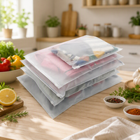 Sacs de vêtements givrés refermables avec fermeture éclair, pochettes d'emballage en polyéthylène personnalisables avec logo, sacs de rangement pour vêtements