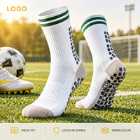 Chaussettes de football renforcées antidérapantes à double grip blanc, rayures vertes sur les poignets, ajustement sûr, profil fin, avec base de crampons, tableau des tailles