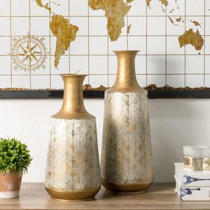 Elegante Florero de Metal Hecho a Mano con Acabado Resistente a la Corrosión, Duradero para Uso en Interiores/Exteriores, Hecho en India - Product Image 4