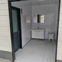 Toilettes portables préfabriquées modulaires à double cabine en panneaux composite imitation bois, sanitaires publiques pour sites touristiques, parcs et camping