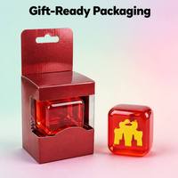 Cube anti-stress à presser en gel souple translucide rouge avec personnage jaune caché, pour bureau, emballage de vente au détail