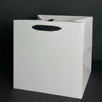Sac en papier écologique noir mat avec logo argenté et relief floral pour boutique de cosmétiques, cadeau, parfum, vente au détail, sacs en papier personnalisés