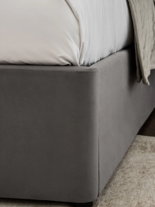 Cama de Hotel Tapizada <span class=keywords><strong>Mayfair</strong></span> <span class=keywords><strong>en</strong></span> Terciopelo Opulento Gris Acero con Almacenamiento Otomano, Mesitas de Noche y Luces - Product Image 5