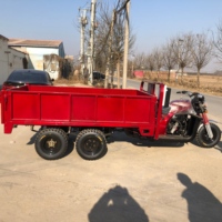 Véhicule à neuf roues équipé d'un moteur refroidi par eau de 400 cm³ capable de transporter 2500 kg de marchandises