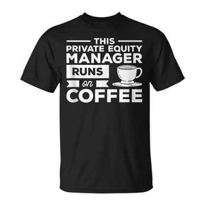 T-shirt da uomo/donna a maniche corte con scollo rotondo, nera, con stampa "Private Equity Manager Runs On Coffee" - Product Image 1