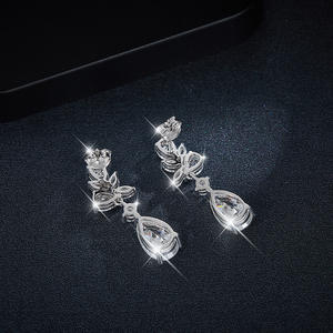 Pendientes de tuerca de moissanita con forma de pera plateados para mujer, tendencia de moda 2024, probados, 3CT, chapados en oro y rodio, engaste de garra - Product Image 3