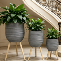 3 Ukuran Set Pot Tanaman Serat Tanah Liat Tinggi Warna Putih untuk Dekorasi Taman, Pot Bulat dengan Dudukan Tripod Kayu