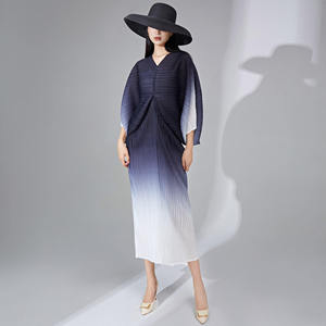 Robe plissée pour <span class=keywords><strong>femme</strong></span>, grande taille, manches chauve-souris, décontractée, ample, couleurs ombrées, style Miyake, directement de l'usine - Product Image 3