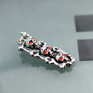 Colgante de Joyería de Moda de Acero de Titanio Fundido, Collar con Colgante de 3 Calaveras con Ojos Rojos de Diamante, Venta al por Mayor, Joyería para Hombre - Product Image 6