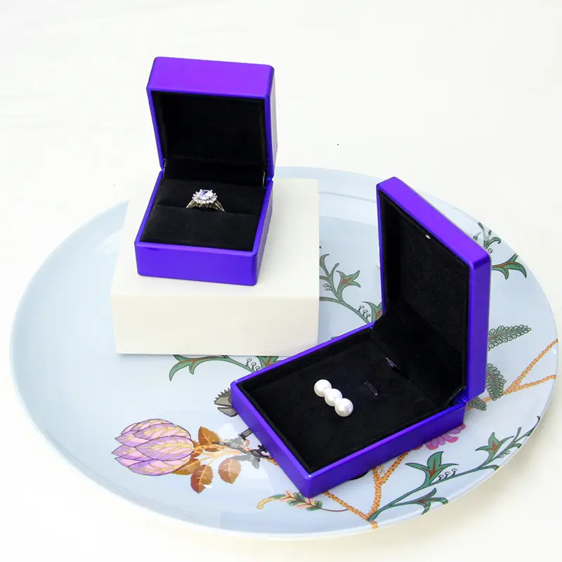 Caja de anillo con muestra disponible, embalaje de joyería de terciopelo con logotipo personalizado y amigable con el medio ambiente, venta al por mayor