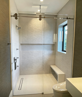 Porte de douche coulissante moderne avec système de fermeture douce, porte de salle de bain en verre sans cadre