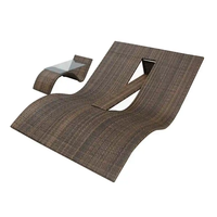 Mobilier d'extérieur, lit de bronzage double en rotin côté piscine