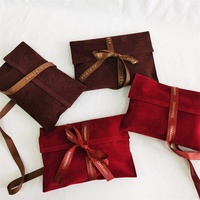 Pochette à rabat en suède personnalisée BSCI pour bijoux et maquillage, sac cadeau en velours avec ruban, pochette pour montre