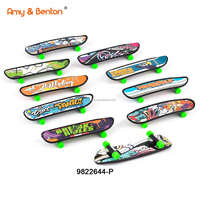 Skateboard jari dengan stiker dua sisi skateboard Mini fingerboard kustom menerima mainan jari gelisah Skateboard jari mainan