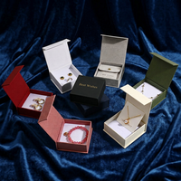 Boîte d'emballage de luxe personnalisée avec logo en relief magnétique pour bijoux, montres et lunettes, en carton recyclable avec doublure en éponge, finition mate