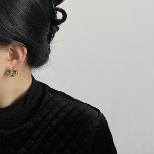 Pendientes de corazón de diamantes de imitación para mujer, pendientes de temperamento negro, rojo, blanco, planeta Saturno, joyería de moda, regalo de diamantes de imitación - Product Image 2