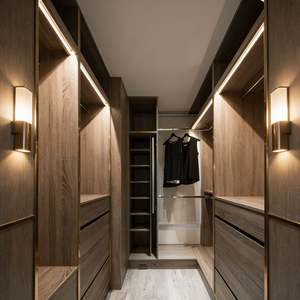 Armario Vestidor de Madera Clara Personalizado Balom con Tragaluz, Luz Natural y Diseño de Almacenamiento Minimalista - Product Image 3