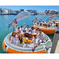 Bateau barbecue électrique en forme de donut, 6 places, avec grill rond, parasol et moteur hors-bord, idéal pour la location en station balnéaire