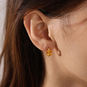 Pendientes Huggie de Aro Dorado con Diseño de Lazo, Acero Inoxidable, Joyería Pequeña y Moderna para la Oreja, Regalo para Ocasiones Especiales - Product Image 4