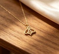 Collier Abeille en Acier Inoxydable pour Femme, Pendentif Abeille Creux Découpé, Bijou Animalier Délicat et Tendance, Cadeau pour Elle