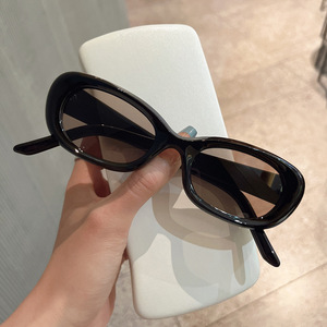 Gafas de sol retro de estilo europeo americano con montura ovalada para mujer, montura negra de PC, protección UV400, tipo 3. - Product Image 1