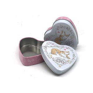 Tùy chỉnh Cmyk in hình trái tim hộp thiếc với dập nổi và cửa sổ ba mảnh có thể - Product Image 1