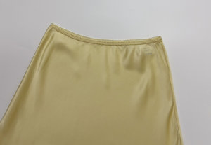 Jupe mini élégante pour femme en satin de soie de mûrier vintage, tissu brillant, avec garniture en dentelle, taille naturelle, design évasé - Product Image 2