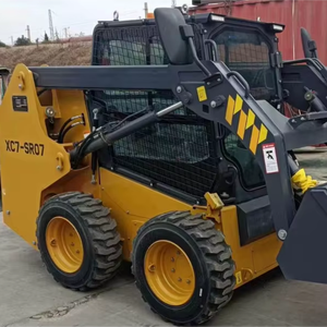 Mini-chargeuse frontale compacte avec attache de pelle rétrocaveuse XC7-SR07 avec une capacité de godet de 0,4 m³ - Product Image 1