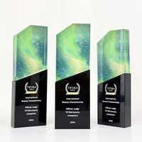 Trophée en cristal à découpe trapézoïdale avec impression de logo personnalisée en couleur et base en cristal noir pour récompenses personnelles