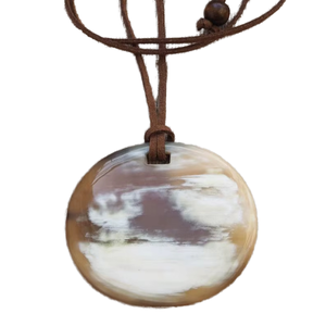 Collar de cuerno pulido ecológico, joyería elegante y natural, colgante de cuerno de búfalo tallado, la mejor calidad, hecho a mano. - Product Image 1