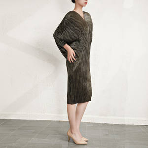 Robe midi pour femme, grande taille, col en V, froncée, tissée, élégante, manches chauve-souris, automne, trompette/sirène, finition métallisée à chaud - Product Image 4