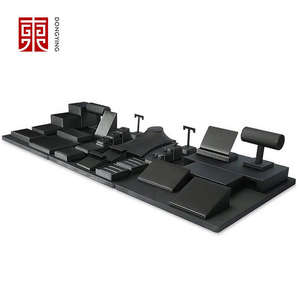 Expositor de Joyería de Lujo con Accesorios Negros y Blancos para Tienda de Joyería - Product Image 1