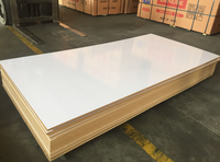 Fabrication en Chine de panneaux MDF et HDF bruts, panneaux de fibres de 18 mm et 9 mm, bonne stabilité pour les meubles d'intérieur, les placards et les bibliothèques.