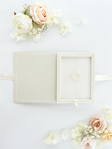 <span class=keywords><strong>Caja</strong></span> personalizada <span class=keywords><strong>de</strong></span> terciopelo crema <span class=keywords><strong>de</strong></span> recuerdo con lazo <span class=keywords><strong>de</strong></span> cinta para invitación <span class=keywords><strong>de</strong></span> boda lujosa <span class=keywords><strong>de</strong></span> 5x7, cajas <span class=keywords><strong>de</strong></span> monograma con láminas doradas - Product Image 2