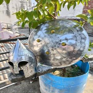 Bouclier de bataille médiéval moghol indo-persan ciselé à la main avec casque Gondor Fabricant d'artisanat en métal - Product Image 1