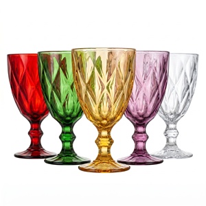 Gobelet à vin à pied en plastique PS coloré et facetté, personnalisable avec logo et marque, pour réceptions de mariage et banquets - Product Image 1