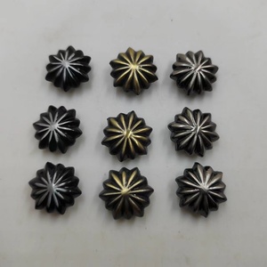 Fait à la main bricolage Spike Rivets fleur <span class=keywords><strong>marguerite</strong></span> forme pour vêtements chaussures chapeaux emballage caractéristiques placage sac Rivet goujons - Product Image 1