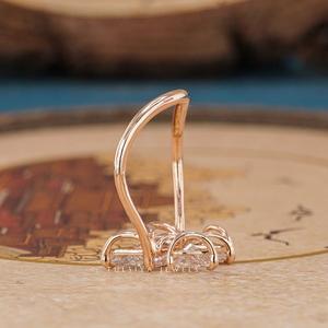 Bague classique en diamant de haute joaillerie avec pierre sertie à griffes et bande polie pour une élégance au quotidien - Product Image 5