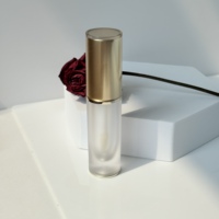 Vente en gros de tubes de brillant à lèvres transparents Tube vide de brillant à lèvres à capuchon doré mat OEM & ODM Tubes de brillant à lèvres personnalisés