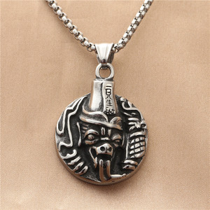 Yunnique Collar con colgante de acero inoxidable para hombre, diseño de cara de calavera retro, patrón geométrico 19048 - Product Image 1