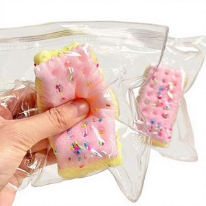 Nouveauté Jouets à presser en caoutchouc en forme de biscuits sandwich, aliments simulés, à rebond lent, souples pour soulager le stress, unisexe - Product Image 1