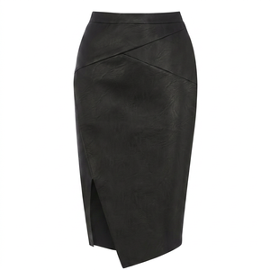 Jupe crayon asymétrique en cuir taille naturelle avec fente, mini, noire unie, satinée, vintage, brodée, avec ceinture pour femme - Product Image 1